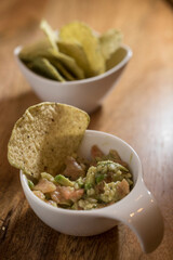 Guacamole con salmon y nachos
