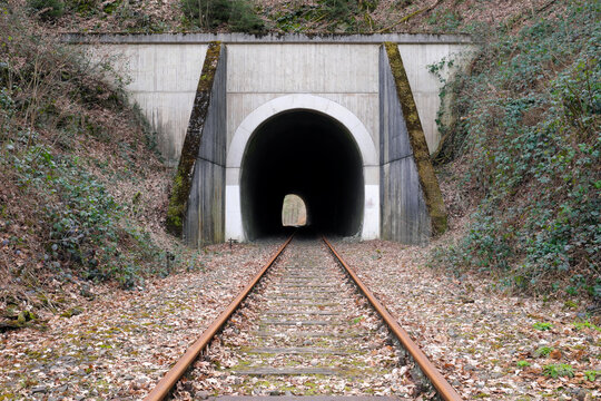 Licht am Ende des Tunnels auf  eingleisiger Bahnstrecke - Stockfoto
