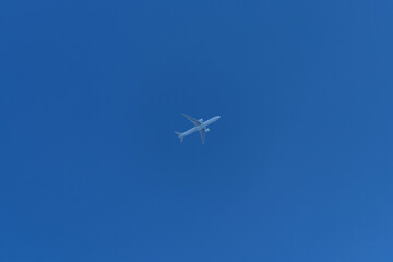 Tiefblauer Himmel  mit Flugzeug  in großer Flughöhe - Stockfoto