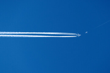 Zusammentreffen von zwei Flugzeugen in  unterschiedlichen Flughöhen  und blauer Himmel - Stockfoto