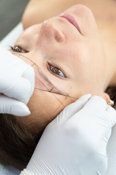 Rysunek techniczny wykonany przy użyciu nitki. Makijaż permanentny brwi proces pigmentacji. PMU