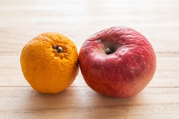 しぼんだ林檎とみかん