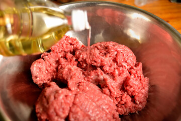 carne molida de vacuno, preparación de hamburguesa casera.