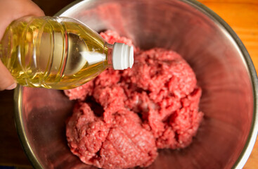 carne molida de vacuno, preparación de hamburguesa casera.