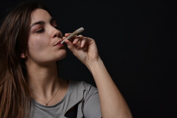 Belle femme qui fume un joint