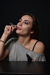 Belle femme qui fume un joint