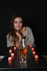 Femme et shoot d'alcool