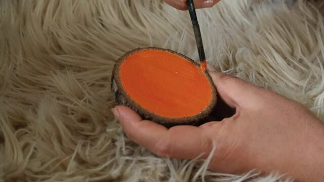 Painting round slices of wood. Painting wooden slices with acrylic paints.