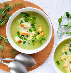Vegetable cream soup with onions and croutons