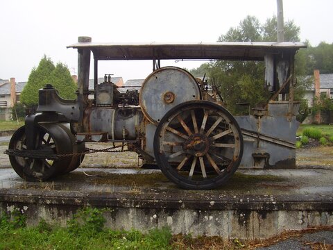 Vieja apisonadora situada a la entrada de la ciudad de Vilalba, en Galicia, que sirvi&oacute; anta&ntilde;o para asfaltar carreteras y eliminar los baches y socavones. 