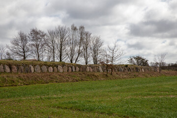 Arch&auml;ologische Freilichtanlage mit H&uuml;nenbett im Arnkielpark  in Munkwolstrup bei Ooversee auf Angeln.