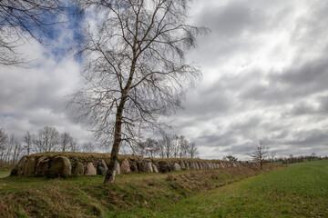 Arch&auml;ologische Freilichtanlage mit H&uuml;nenbett im Arnkielpark  in Munkwolstrup bei Ooversee auf Angeln.