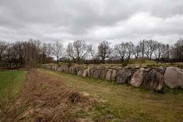 Arch&auml;ologische Freilichtanlage mit H&uuml;nenbett im Arnkielpark  in Munkwolstrup bei Ooversee auf Angeln.