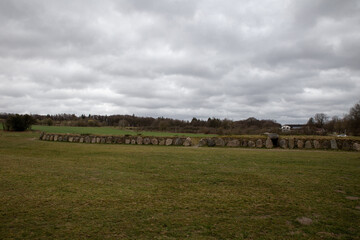 Arch&auml;ologische Freilichtanlage mit H&uuml;nenbett im Arnkielpark  in Munkwolstrup bei Ooversee auf Angeln.