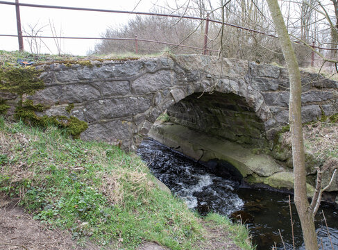Hexenbr&uuml;cke, Einbogen Granitquaderbr&uuml;cke &uuml;ber den Kielstau, Quellfluss der Treene, bei Freienwill in Angeln.