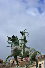 Obraz premium April 2, 2021 in Trujillo, Spain. Statue of Francisco Pizarro on horseback in the main square of Trujillo