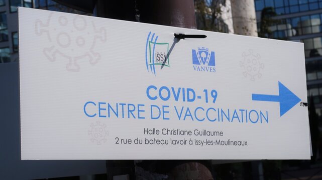 Pancarte indiquant un centre de vaccination contre la maladie du covid-19 à Issy-les-Moulineaux / Vanves – 04 avril 2021 (France)
