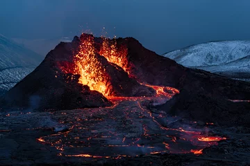 Foto auf Alu-Dibond Vulkanausbruch Fagradalsfjall bei Nacht, Island © luigimorbidelli