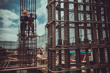 Reinforced concrete And the workers behind the scenes are under construction.