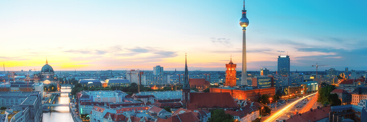 Fototapeta na wymiar Skyline Of Berlin in the evening