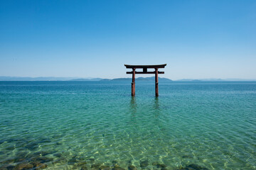 琵琶湖にたつ白髭神社の鳥居
