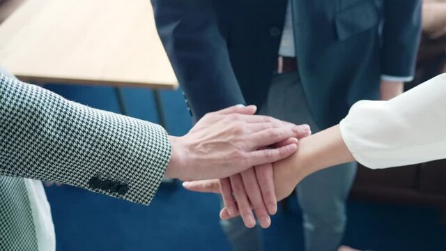 円陣を組む人々　ビジネスの成功　団結　スローモーション