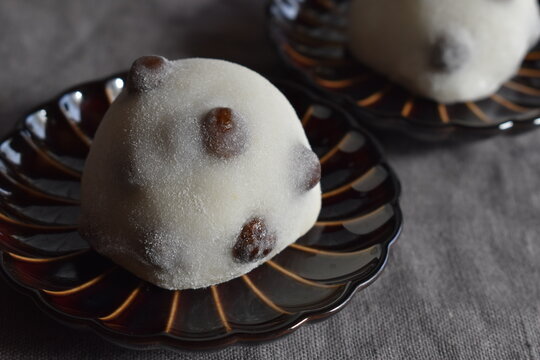 Mame-daifuku (Round rice cake with beans, Japanese confection)
