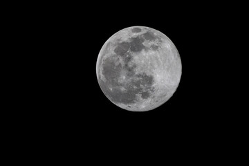日本の夜空に浮かぶ満月