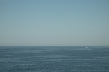 Barco solitario en el mar