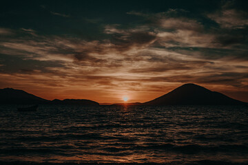 Naklejka premium atardecer, mar, cielo, acuático, paisaje, sol, playa, amanecer, montagna, naturaleza, isla, oceáno, anaranjada, nube, anochecer, montagna, nube, viajando, alba, azul, noche, anochecer, luz solar, impr