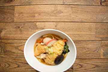 白い器に盛られた天ぷらうどん