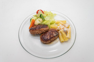 ハンバーグとサラダのセット