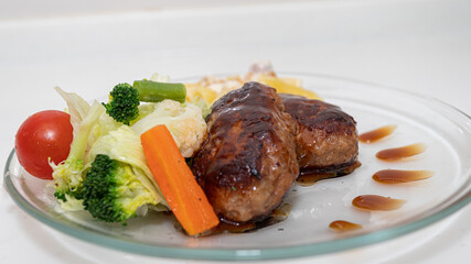 ハンバーグとサラダのセット