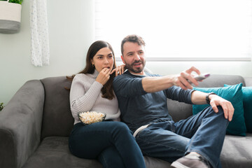 Obraz premium Boyfriend and girlfriend looking for a movie to watch