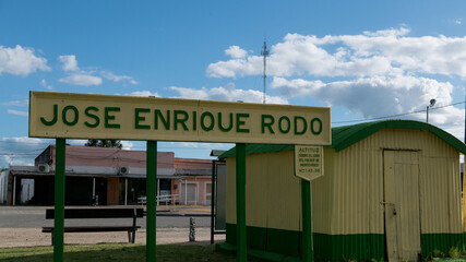 Señal de arribo a la estación de trenes de José Enrique Rodó. Soriano, Uruguay