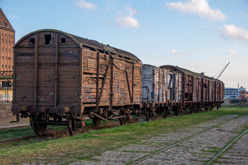 Fototapeta na wymiar Deutschland, Sachsen-Anhalt, Magdeburg, alte Güterwaggons aus Holz.