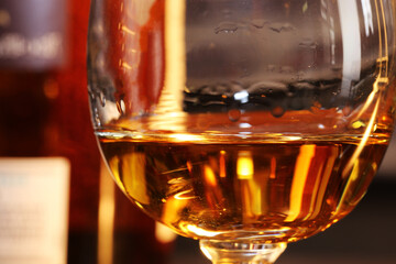 Nahaufnahme von einem Glas Whisky