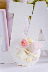 Donut mit weißer Dekoration