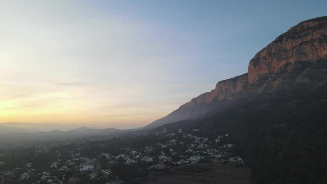 Panoramic  aerial video of  the Montg&oacute;