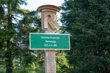 Höchster Punkt des Fernwanderwegs Rennsteig in Thüringen. Der Große Beerberg mit Plänckners Aussicht in der Nähe von Oberhof.