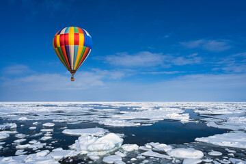 オホーツク海の流氷原に浮かぶバルーン