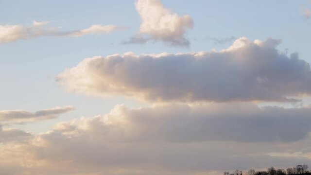 4K Timelapse des nuages au lever du soleil - D'ensoleill&eacute; &agrave; un temps pluvieux