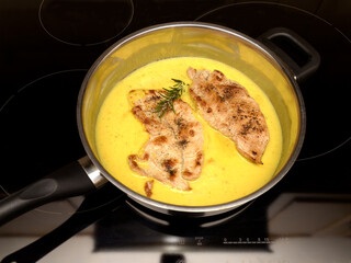 escalopes de dindes cuites en sauce au gingembre
