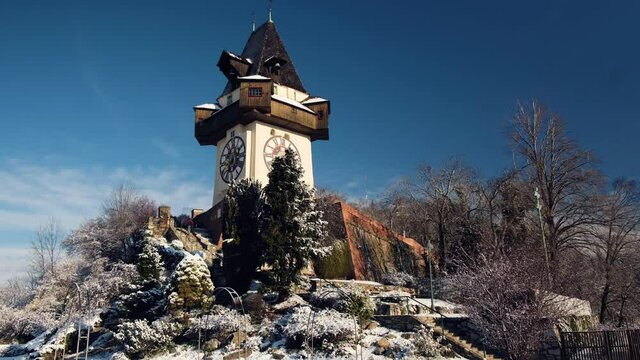 Uhrturm Graz im Schnee, Winter, blauer Himmel, Kamerabewegung