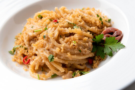 Deliziosi spaghetti al pangrattato, acciughe e peperoncino, Cucina Italiana