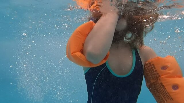 the in armbands learns to swim