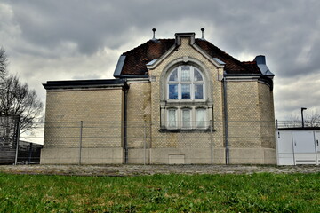 Altes Badehaus in Heidenheim unter Wolken