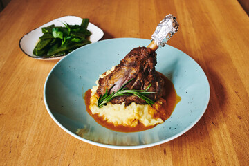 Lammkeule mit Kartoffel Püree Stampf mit Bohnen in Soße zu Ostern Osterlamm