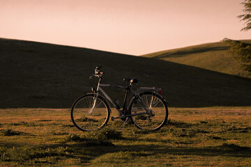 fondo de pantalla de una bicicleta en un atardecer