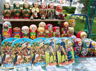 Fototapeta premium Shelf store wooden souvenirs - matryoshka dolls